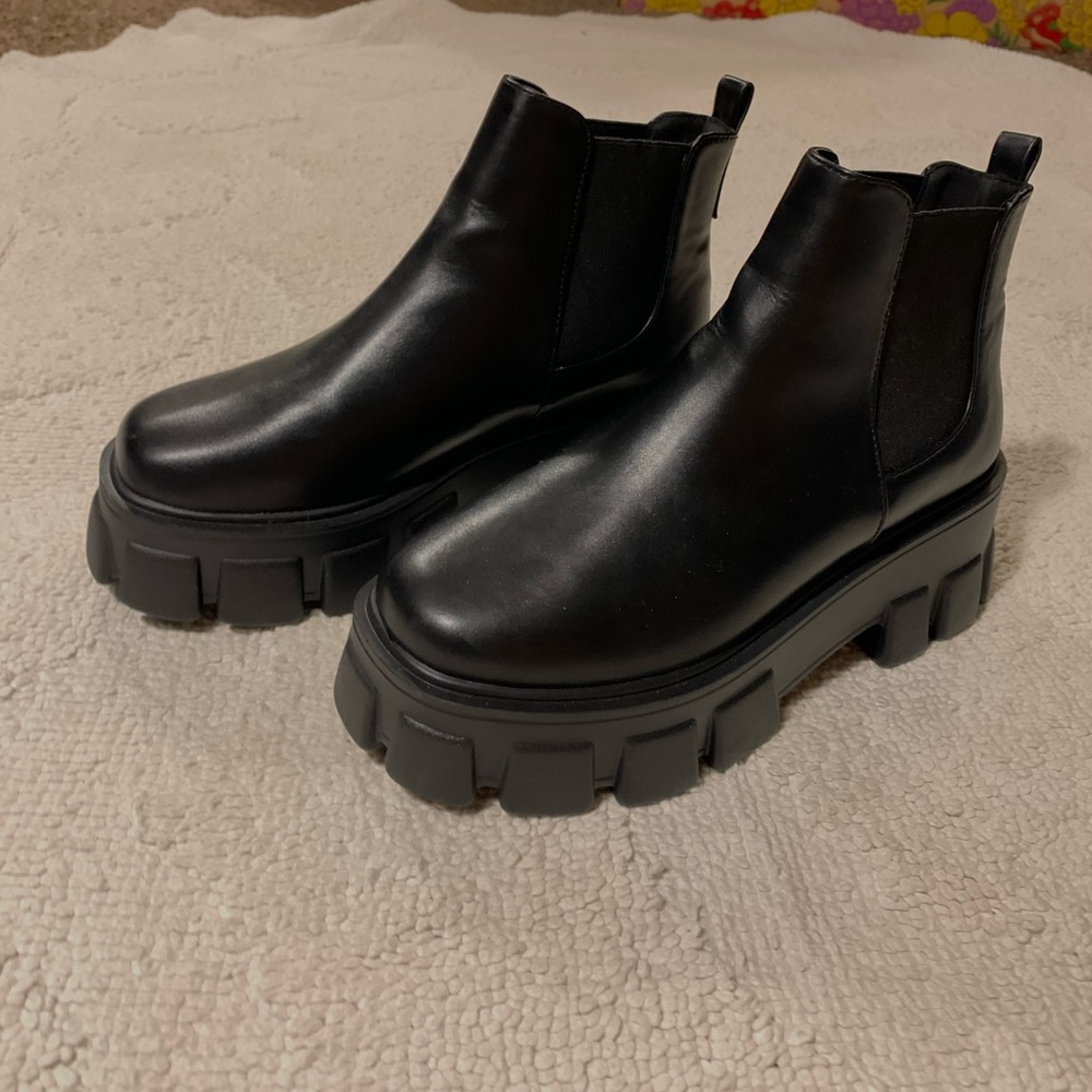 Like new platform Chelsea boots!